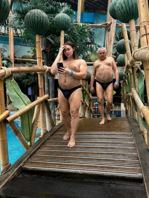 Девушка попросила фотошоперов убрать мужика с заднего плана. 04
