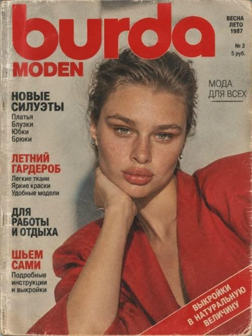 Фэшн - блогерша выложила атмосферное черно-белое селфи с выразительными губами и попросила мастеров нейросетей перенести её на журнальную обложку. 05