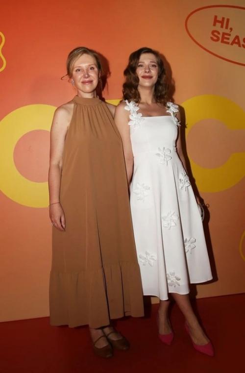 Лиза арзамасова впервые вышла в свет после рождения дочери. 01