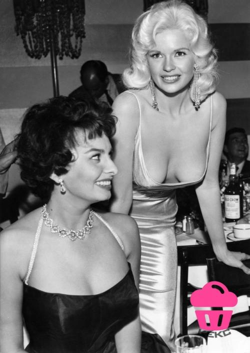 В 1957 году на вечеринке в честь Софи Лорен фотографу удалось поймать один из самых знаменитых взглядов в истории голливуда. 01