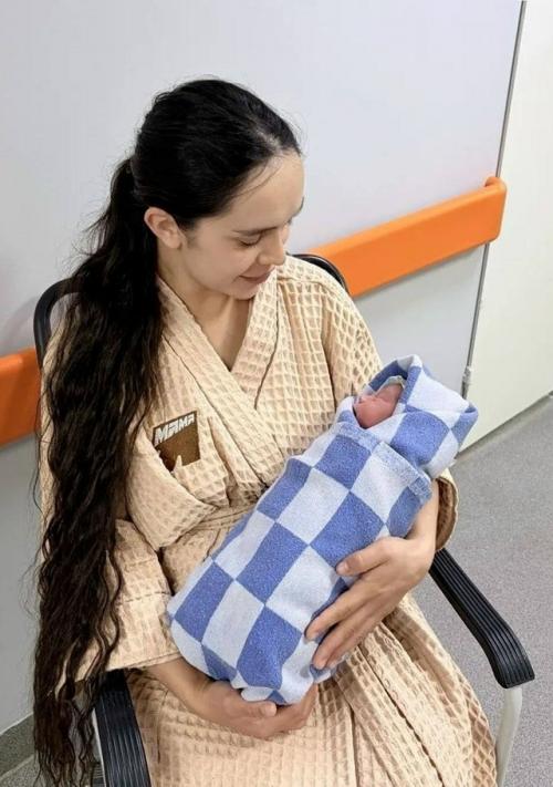 Обычный авиаперелет из Красноярска домой в новый Уренгой закончился для беременной пассажирки родами под шум турбин. 01