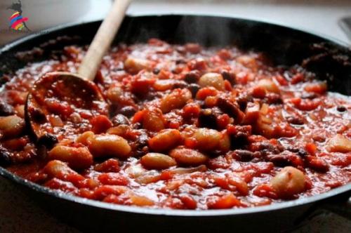 Фасоль с куриной грудкой в томатном соусе?