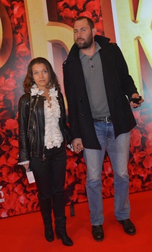 Семен слепаков пришел на закрытую тусовку в паре с Аглаей Тарасовой. 02