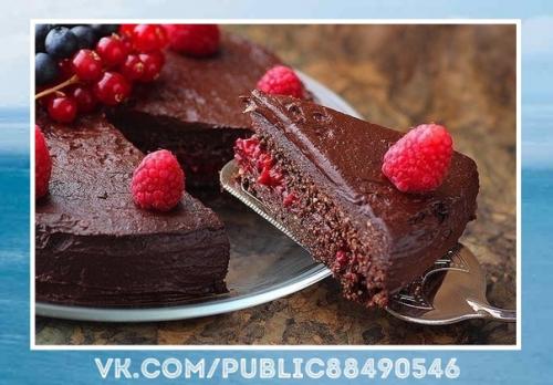 Невозможно оторваться!  Веганский шоколадный торт с ягодами.