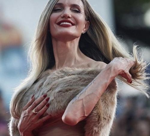 Анджелина Джоли вызвала шок у своих поклонников своим внешним видом, особенно руками. 01