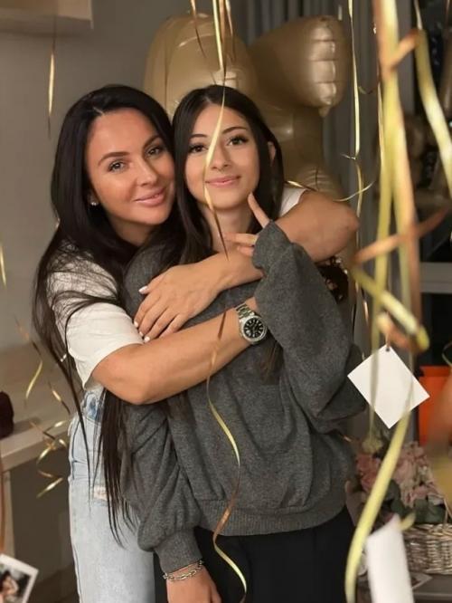 Недавно Михаил галустян вместе с экс - супругой Викторией отпраздновали 15-летие дочери Эстеллы! 01