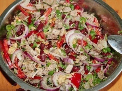 Вкусный салат с фасолью.