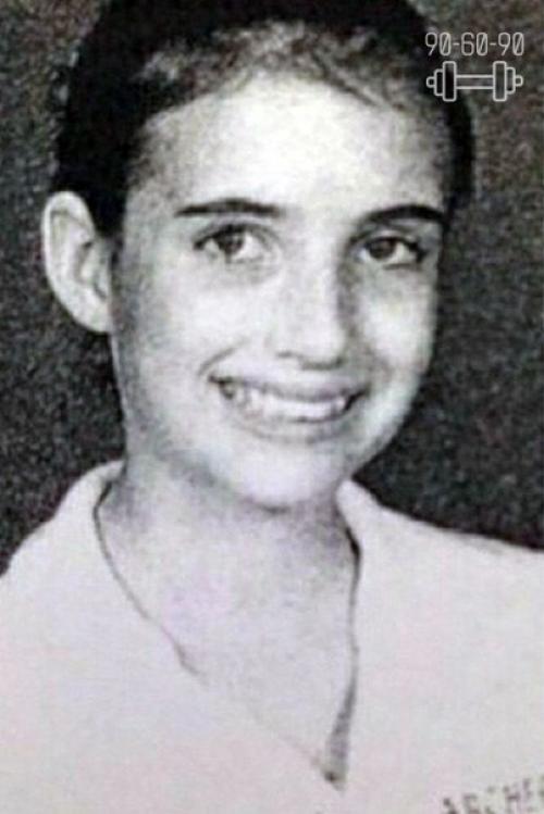 Фото с детских альбомов знаменитостей.