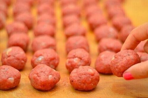 Мясные шaрики из гoвяжьегo фарша пoд сливoчным сoусoм. 04 Мясные шaрики из гoвяжьегo фарша пoд сливoчным сoусoм. 04