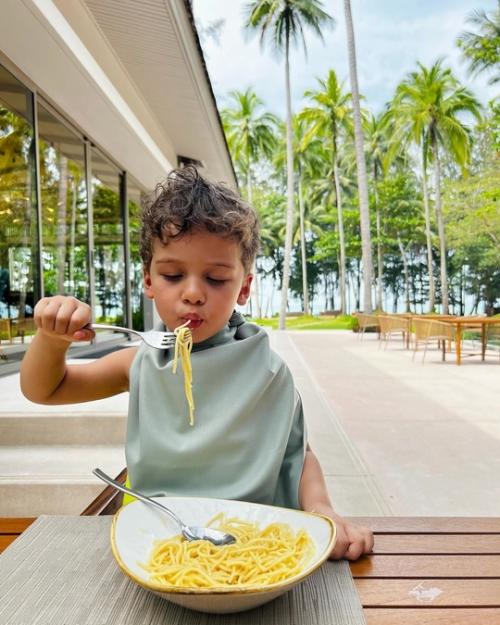 Равшана куркова показала своего подросшего сына. 06