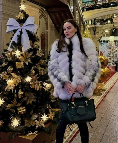 Звезда сериала Великолепный век бурак озчивит и его супруга фахрие эвджен делятся новыми фотографиями из предновогодней Москвы. 01