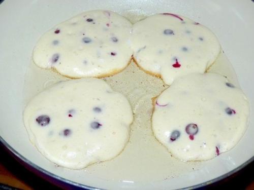 Бисквитные оладьи с чёрной смородиной. 06