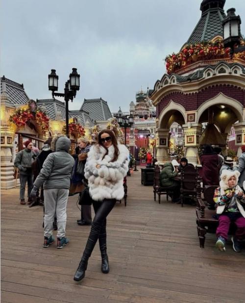 Звезда сериала Великолепный век бурак озчивит и его супруга фахрие эвджен делятся новыми фотографиями из предновогодней Москвы. 02