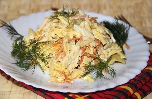 Салат с копченым сыром.

