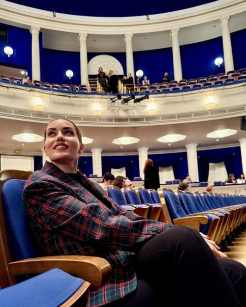 Звезда сериала Великолепный век бурак озчивит и его супруга фахрие эвджен делятся новыми фотографиями из предновогодней Москвы. 05