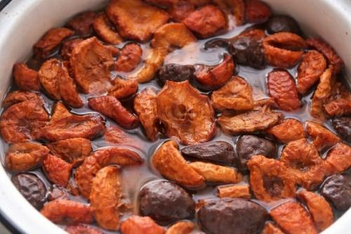 Узвар - простой зимний напиток, который не любит спешки.
