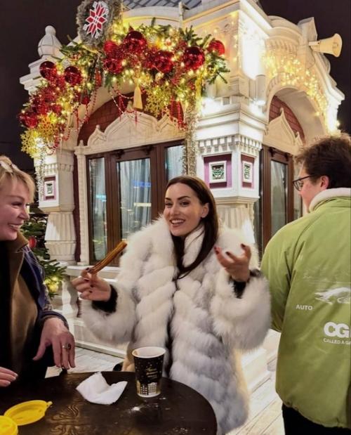 Звезда сериала Великолепный век бурак озчивит и его супруга фахрие эвджен делятся новыми фотографиями из предновогодней Москвы. 03