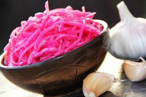 Рецепт приготовления маринованной капусты со свеклой.