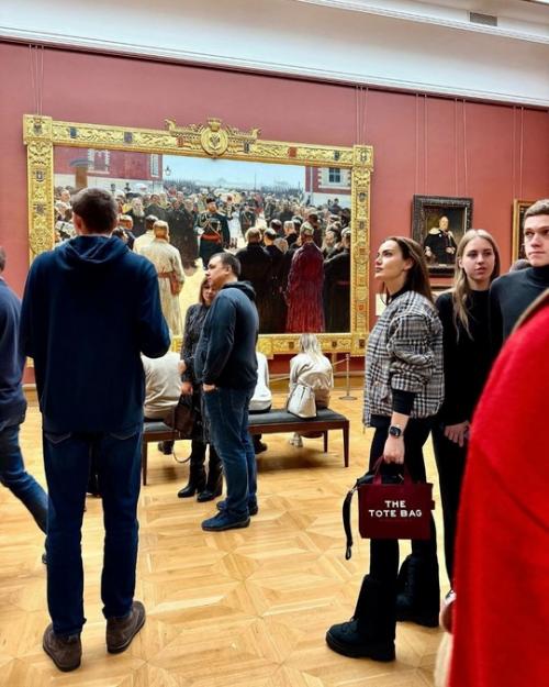 Звезда сериала Великолепный век бурак озчивит и его супруга фахрие эвджен делятся новыми фотографиями из предновогодней Москвы. 06