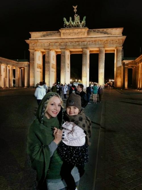 Кристина Орбакайте воссоздала трогательный кадр с дочерью, сделанный 12 лет назад. 01