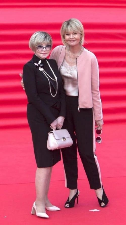 Недавно потерявшая мать Юлия Меньшова поделилась своими мыслями о прошедшем годе. 01