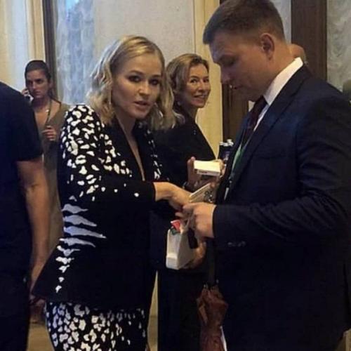 Слухи о романе между Юлией пересильд и романом Абрамовичем ходят. 03