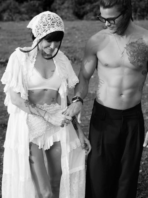 Айза недавно новыми фотографиями со своим молодым человеком Степой поделилась. 01