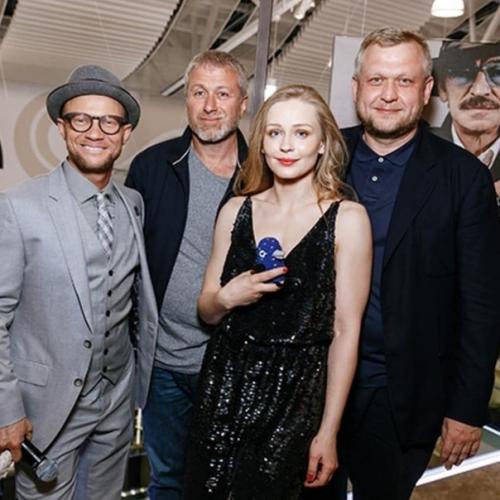 Слухи о романе между Юлией пересильд и романом Абрамовичем ходят. 02