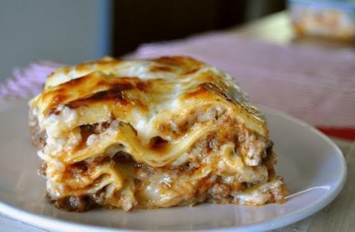 Классическая лазанья.

Классическая лазанья с мясным фаршем и соусом бешамель - это настоящая калорийная бомба, но какая вкусная!  