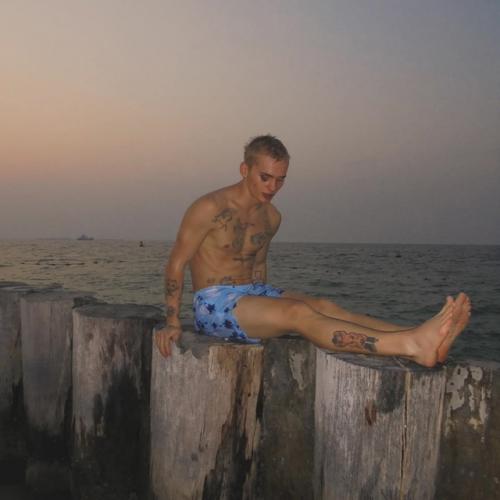 Даня милохин, похоже, очень скучает по России. 02