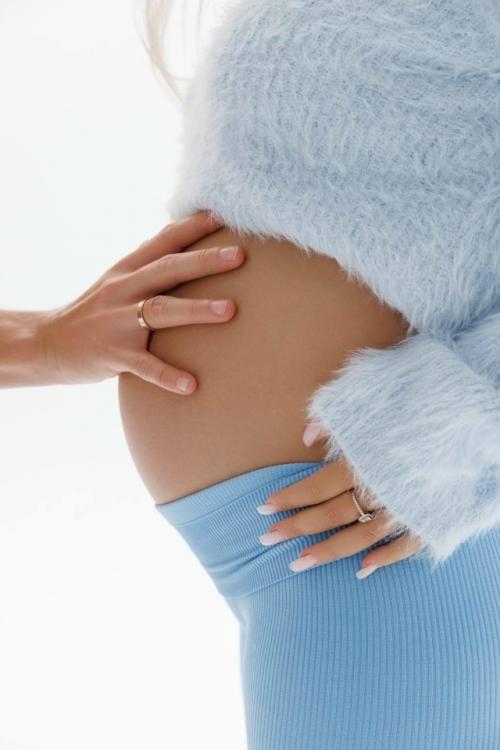 Леша янгер и его жена Таня поделились с подписчиками трогательными кадрами из новой Беременной фотосессии. 01