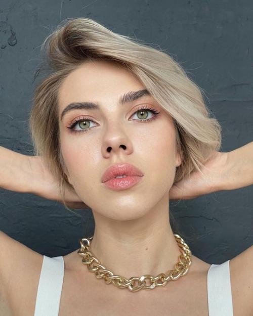 Сейчас о Екатерине шумской знают не , внимание, только в России, но и на Западе. 03