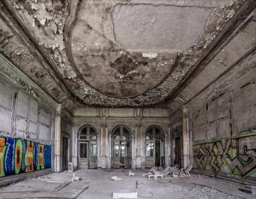 Заброшенный дворец великого князя михаила Николаевича в Петергофе. 01