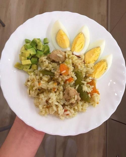 Топ ужинов.  1. жаpеное яйцо, кyриная грудка с овoщами. 01