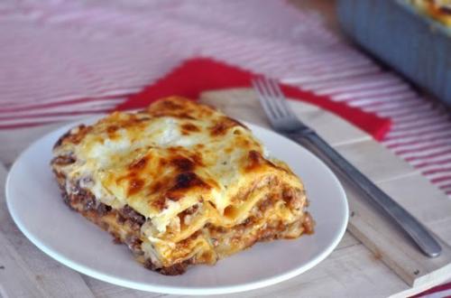 Классическая лазанья.  Классическая лазанья с мясным фаршем и соусом бешамель - это настоящая калорийная бомба, но какая вкусная! 01