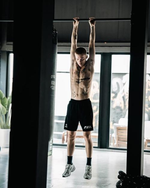 Даня милохин, похоже, очень скучает по России. 03