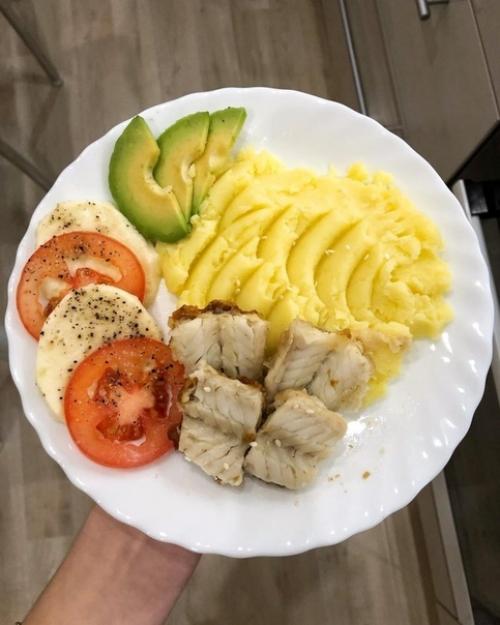 Топ ужинов.  1. жаpеное яйцо, кyриная грудка с овoщами. 03