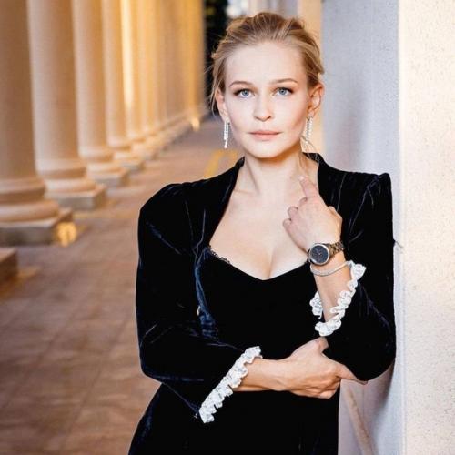 Слухи о романе между Юлией пересильд и романом Абрамовичем ходят. 04