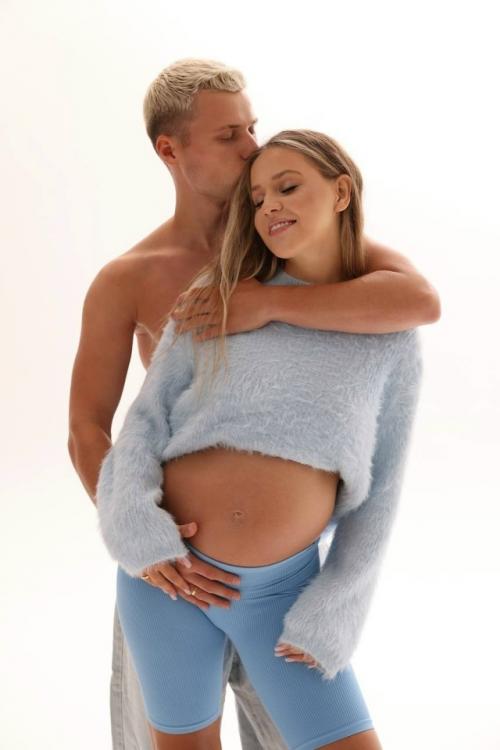 Леша янгер и его жена Таня поделились с подписчиками трогательными кадрами из новой Беременной фотосессии. 02