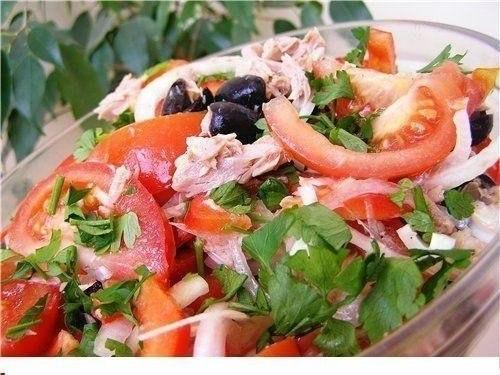 Салат из помидоров с тунцом.
