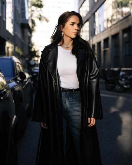 Юлия Ахмедова - это не просто имя, это синоним острого юмора и яркой индивидуальности. 02