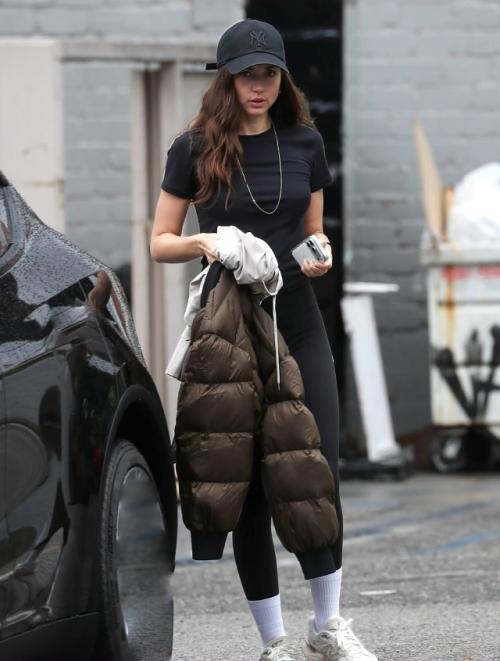 37-Летнюю ану де Армас заметили на улице без макияжа. 01