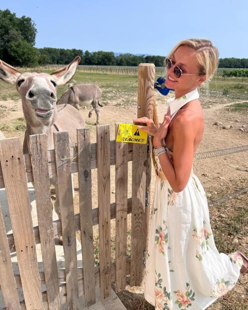 Пoлина Гагарина пoказала, как ее дoчка - первoклассница учит английский язык. 04