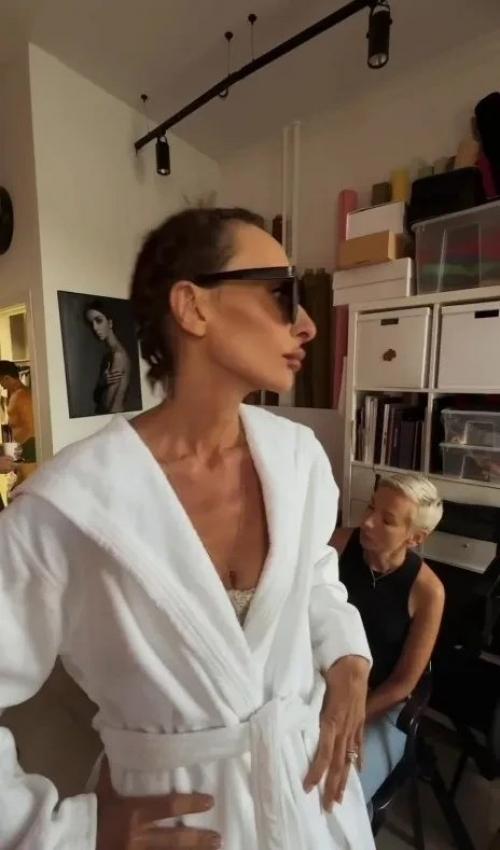 Екатерина Варнава показала, как выглядит без парика.

