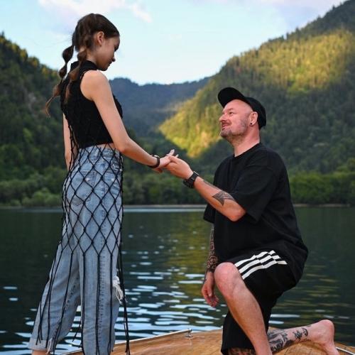 В сети активно обсуждают 49-летнего актера марка Горобца и его 18-летнюю невесту, актрису александрини олексюк. 01