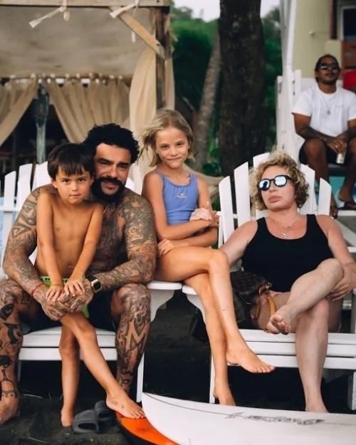 Недавно узнали интересный факт о Тимати: все мы знаем, что он очень осторожен и не спешит связывать себя браком. 01