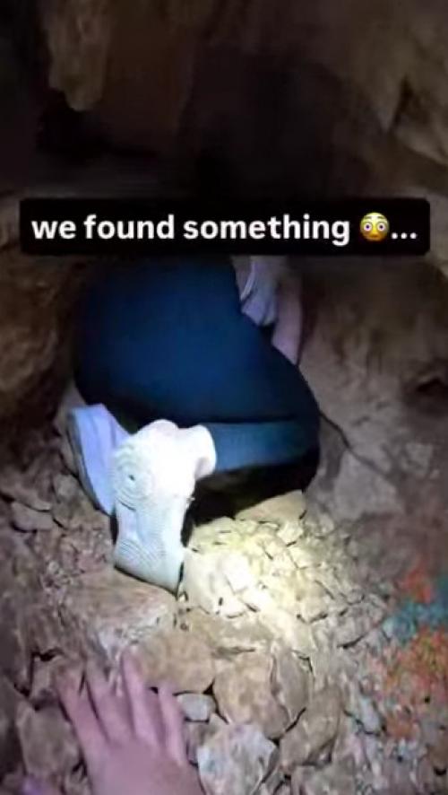 Девушка в какую-то дыру залезла. 01