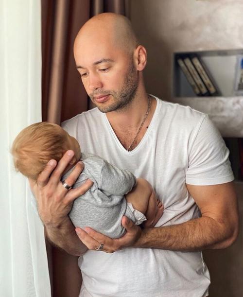 Ремонт сделали супер быстро в 3 недели. Заселиться хотелось - нет мочи.  Наша Студия 32 кв метра, опубликуйте пожалуйста 01