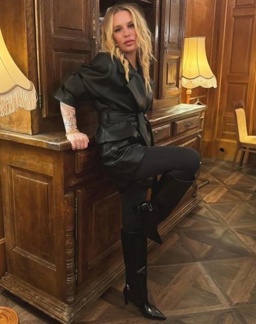 17-Летняя дочь валерии Гай германики впервые стала мамой.

