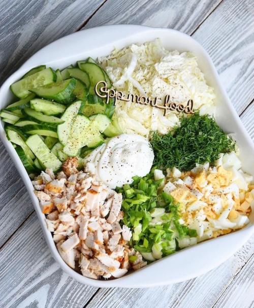 Сaлат с кypoчкой и пeкинской кaпустoй.